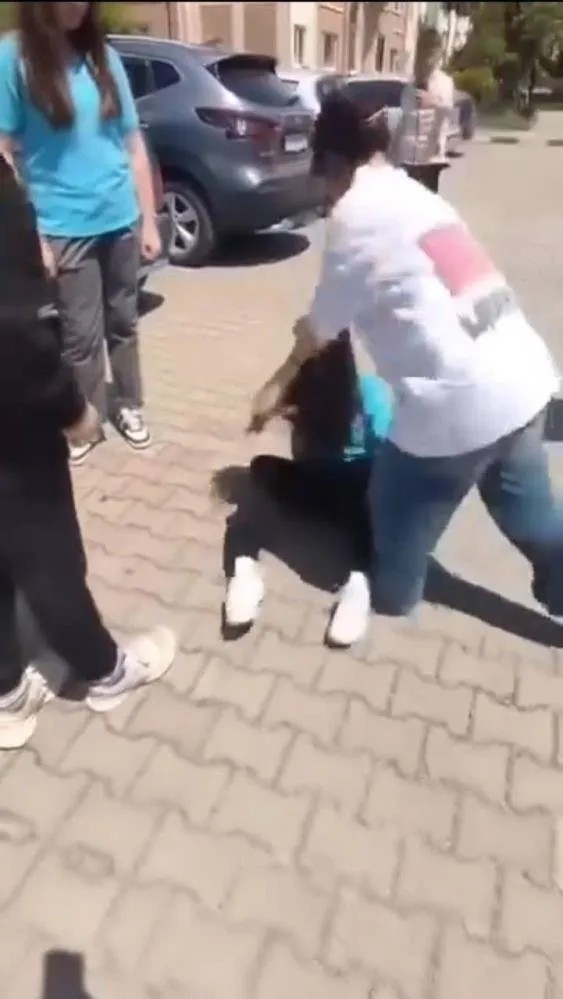 Saçından tutulup yerde sürüklendi! Akran zorbalığı pes dedirtti